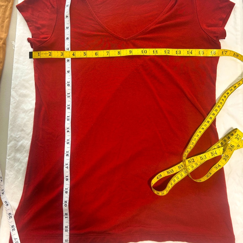 Tahari Red Fitted Short Sleeve XS V Neck Tee.